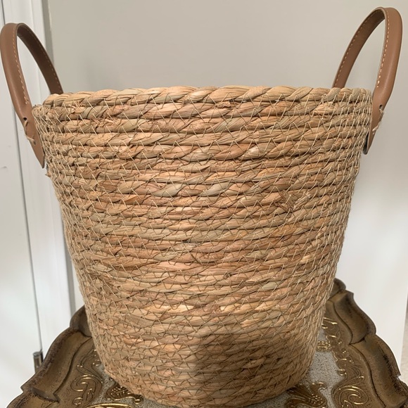 Woven Basket with Paw Print Design EUC - Picture 3 of 7